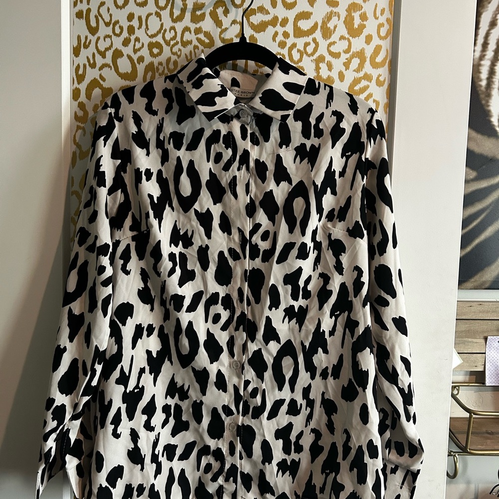 🎁NWT Stylish Black and White Leopard Print Blouse